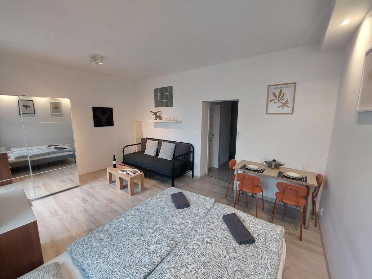 Utulny Apartman S Balkonom Apartment Bratislava Exterior photo